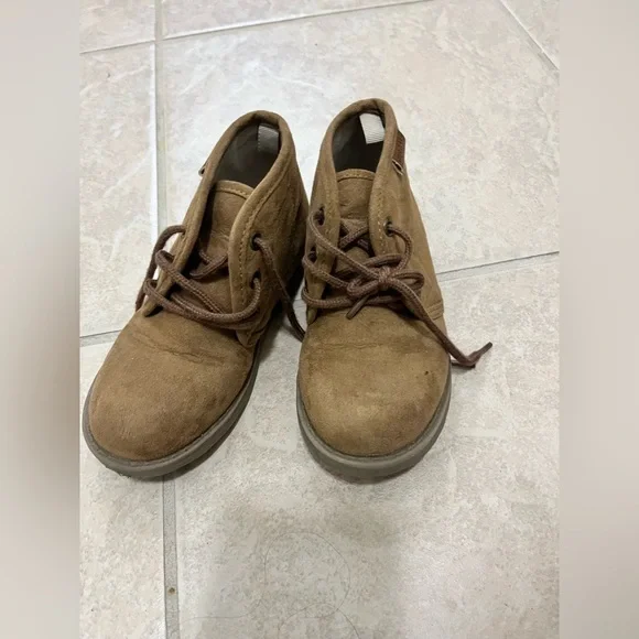Old Navy Sueded Desert Boots For Toddler - Picture 9 of 10
